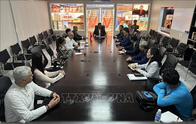 Viglacera总公司工作代表团与委内瑞拉工业和生产部举行会议现场。