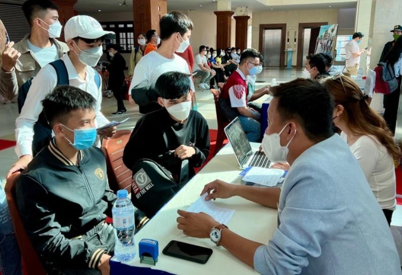 某一招聘会现场接受求职者前来应聘。（图：杨定）