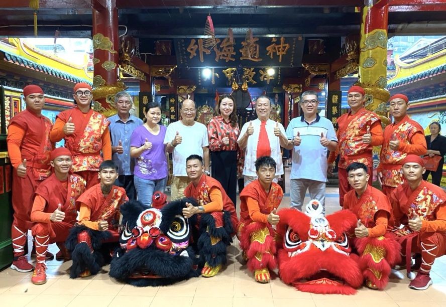 点睛开光后，各代表与仁义堂龙狮团应赛成员合照。