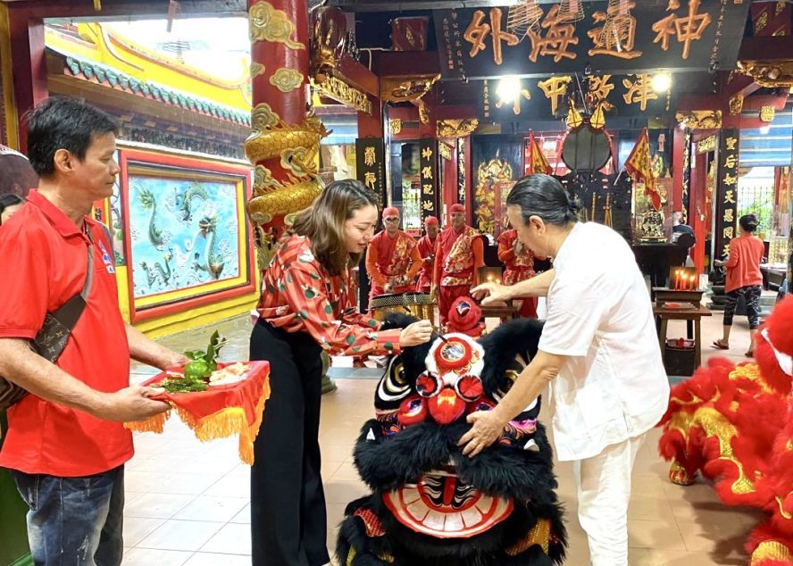 越南龙狮协会副秘书长潘氏垂扬为送出的醒狮点睛开光。