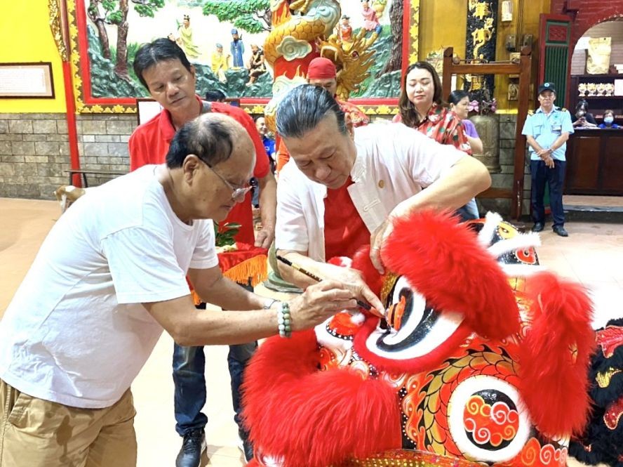 温陵会馆理事长洪世真为醒狮点睛开光。