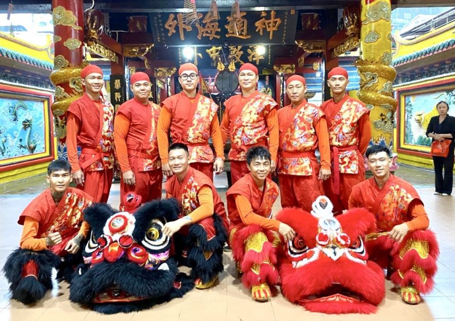 仁义堂龙狮团的赴赛队伍。