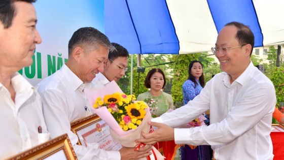 市委副书记阮胡海向各集体与个人颁发奖状。（图：高升）