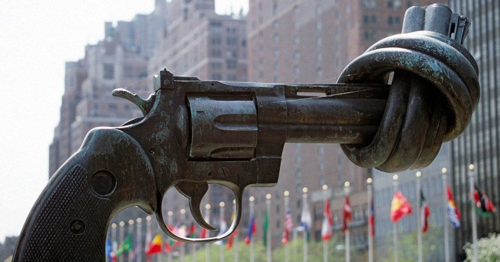 联合国纽约总部陈列的瑞典雕塑家卡尔·弗雷德里克·路特瓦尔德的作品，“非暴力”，又称“打结的手枪”。（图：联合国）