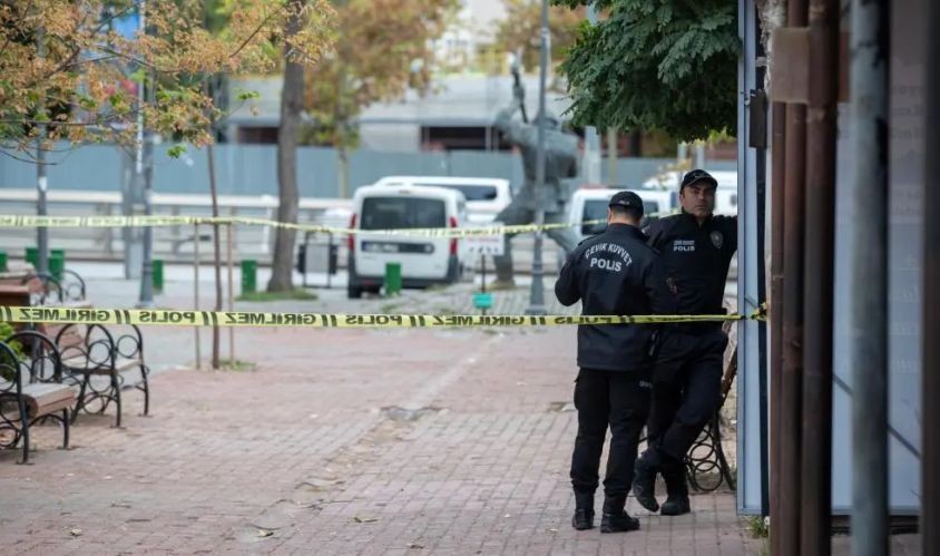 这次自杀式袭击导致肇事者死亡，两人受伤。（图：SOPA Images）