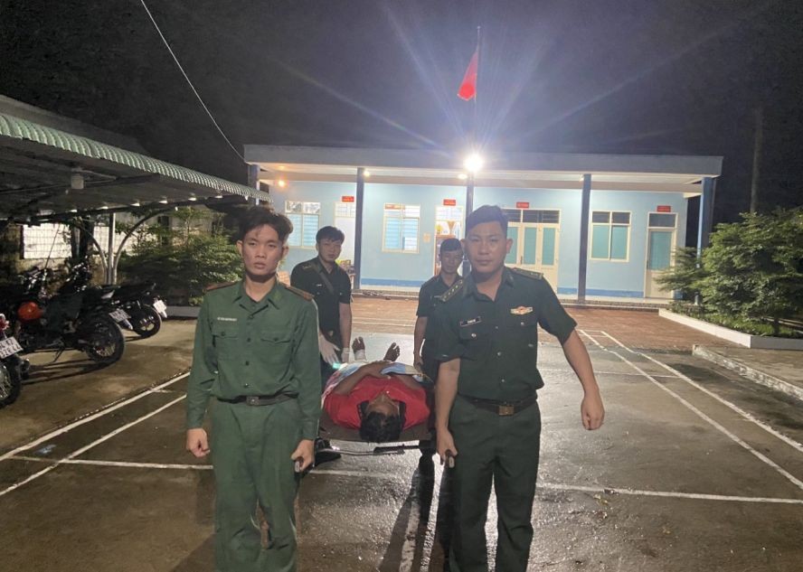 边防部队成功救援 15 名坚江渔民