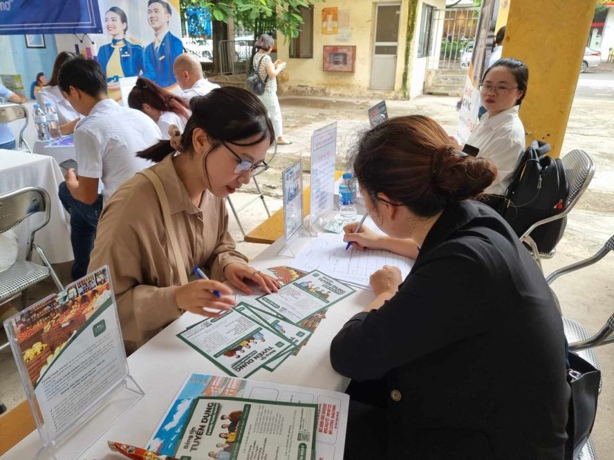 劳动者参加应征活动。（图：X.C）