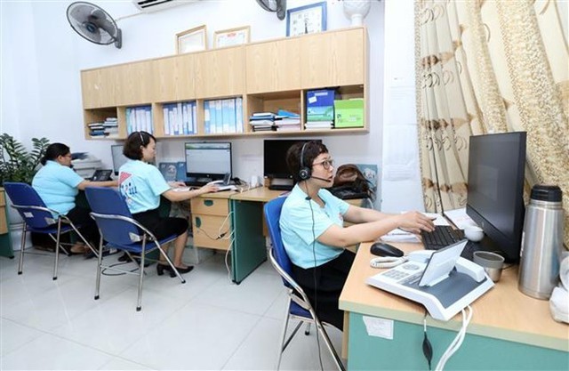 国家保护儿童总台111工作人员在通过求救电话提供辅助咨询。（图：VGP）