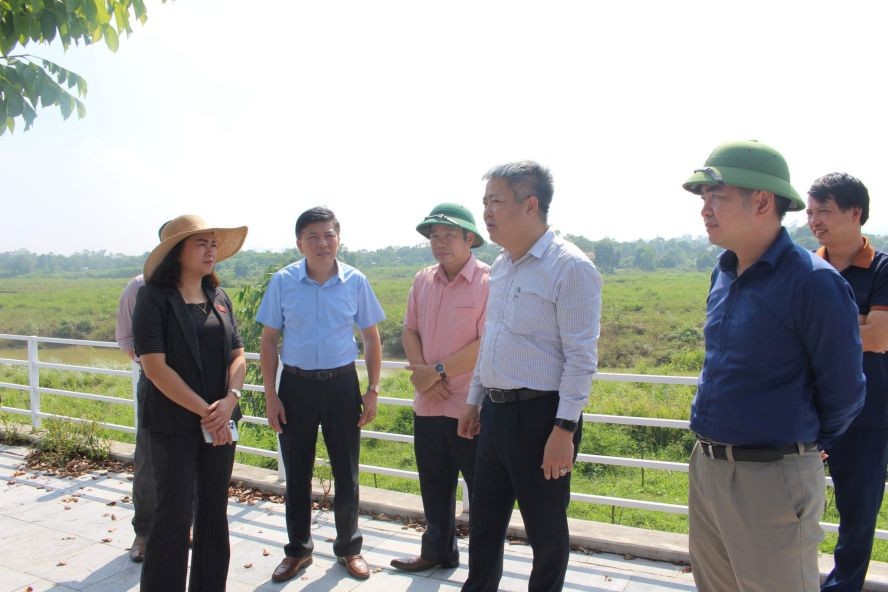 和平省国会代表团实地考察该省梁山县的土地投入使用项目。（图：L. 惠）