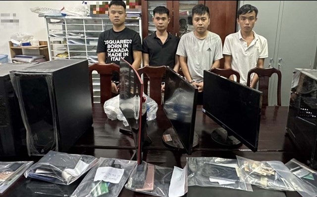 被捕的诈骗团伙。（图：警方提供）