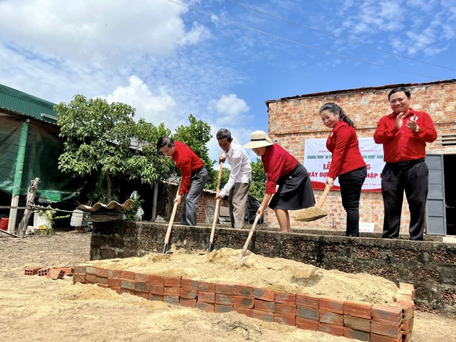 捐建红十字屋动工仪式。