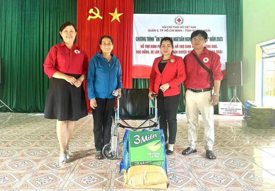 向残疾渔民捐赠轮椅与礼物。