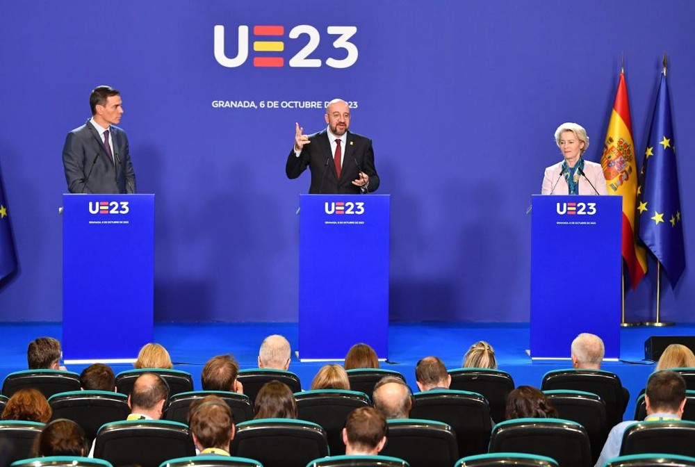 西班牙代理首相桑切斯（左）、欧洲理事会主席米歇尔（中）、欧盟委员会主席冯德莱恩在欧盟领导人非正式会议后出席新闻发布会。（图：新华社）