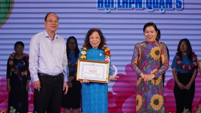 市委副书记阮胡海表彰孝顺榜样。