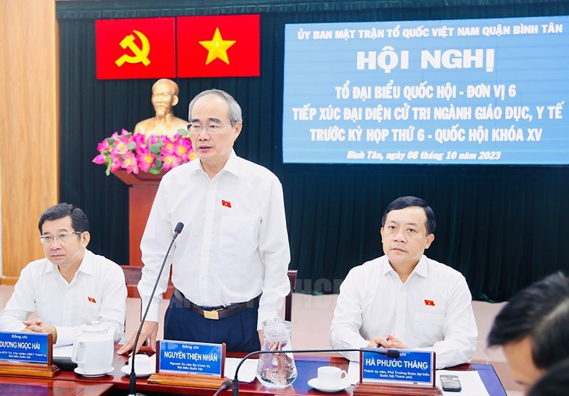 市国会代表阮善仁（中）在接触会上发言。（图：市党部新闻网）