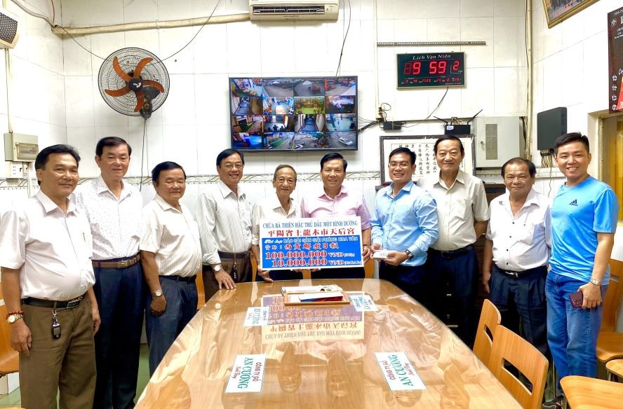 土龙木天后宫理事会同仁向本报捐赠慈善基金。