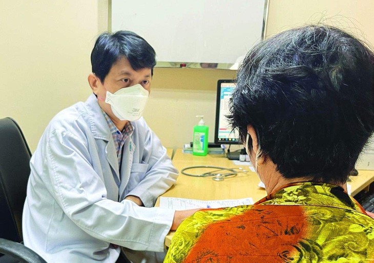 黄廷友幸医生给一名睡眠失调者提供咨询。