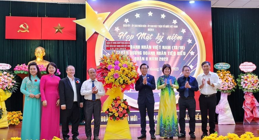 第八郡领导向郡商会送花祝贺。