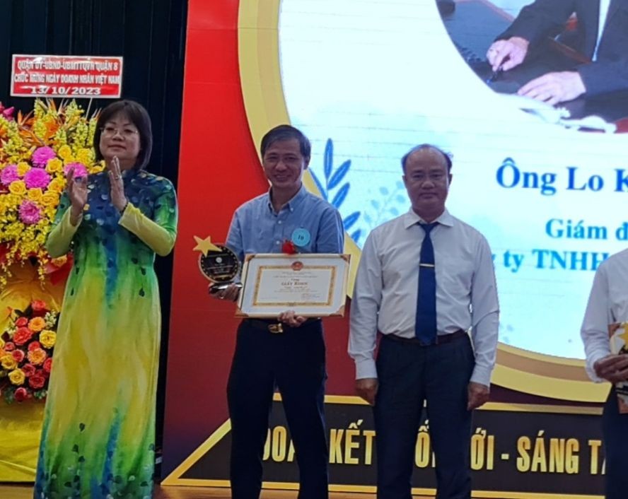 华人企业家罗国均获第八郡人委会表彰。