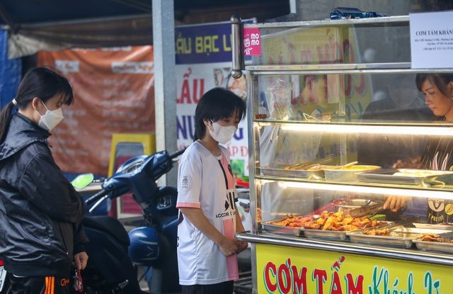 市农林大学附近的饭店售卖一碟碎米饭2万5000元。