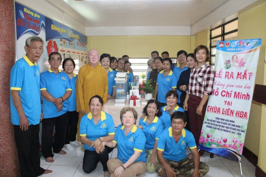 莲华寺住持释惟镇法师和善信在“胡志明文化空间”合照留念。