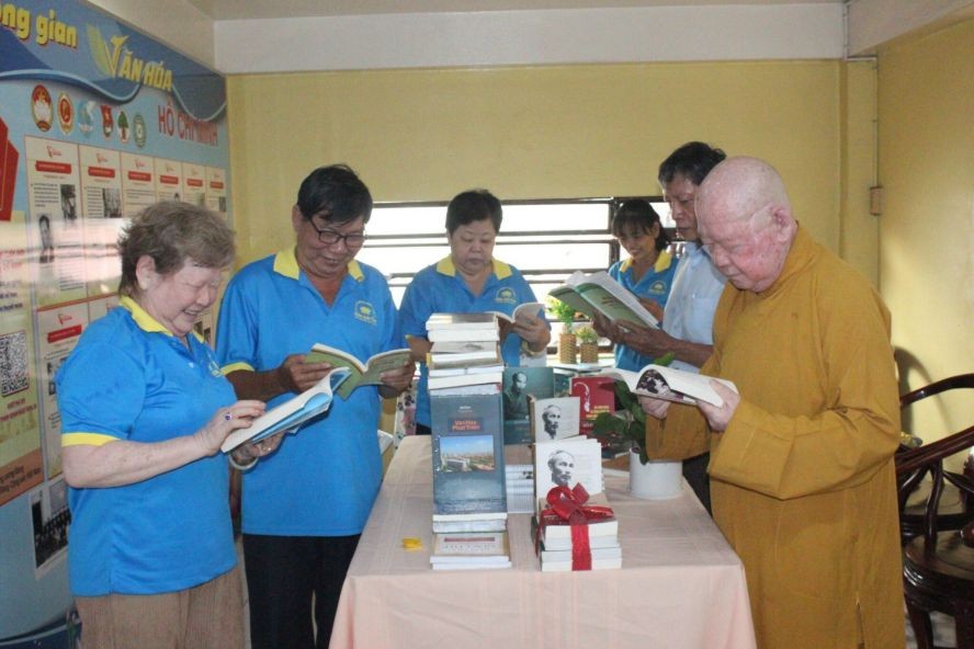 善信参观“胡志明文化空间”。