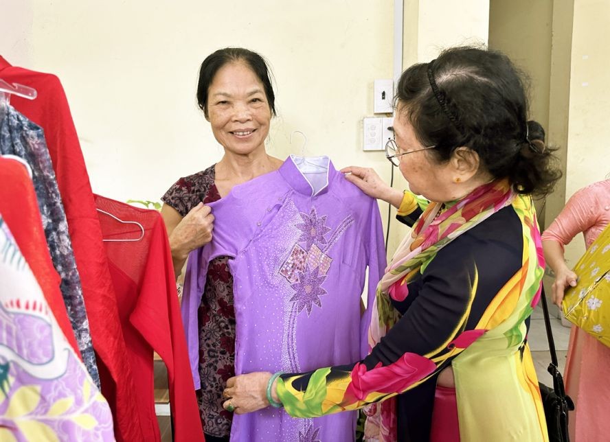 许多贪困妇女前往第三郡第九坊妇女会的“零元长衫店”挑选长衫。