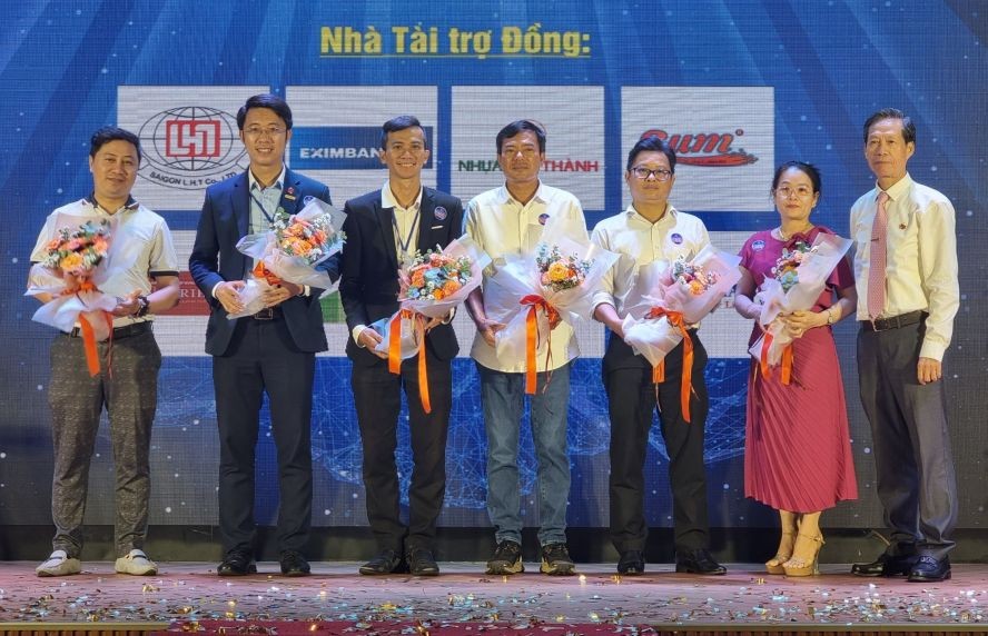 华人企业家、郡商会副主席陈振炎（右）向企业赠送鲜花。