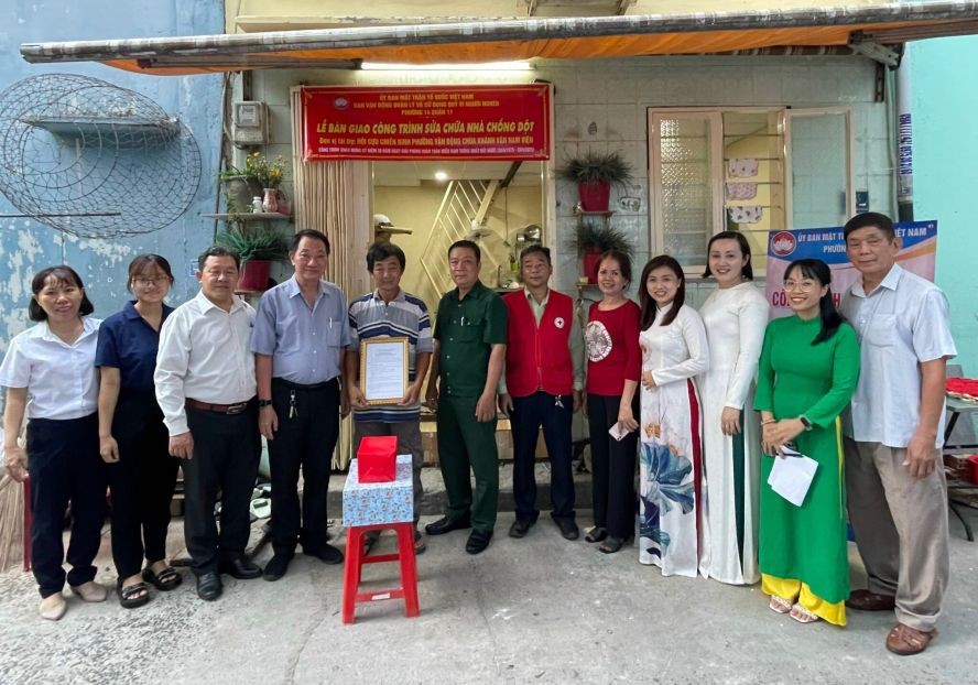 庆云南院住持周华邦（左四）与地方领导移交修缮漏水住房工程。