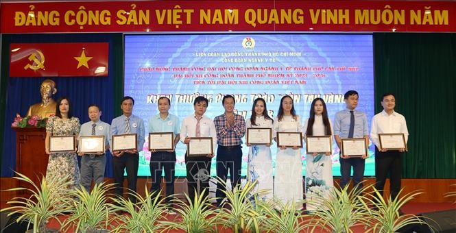 市卫生厅工会向取得2023年“金手”运动称号的个人颁发奖状。（图：越通社）