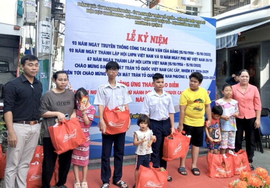 第六郡第三坊领导向父母因新冠肺炎死亡的孤儿发送礼物。