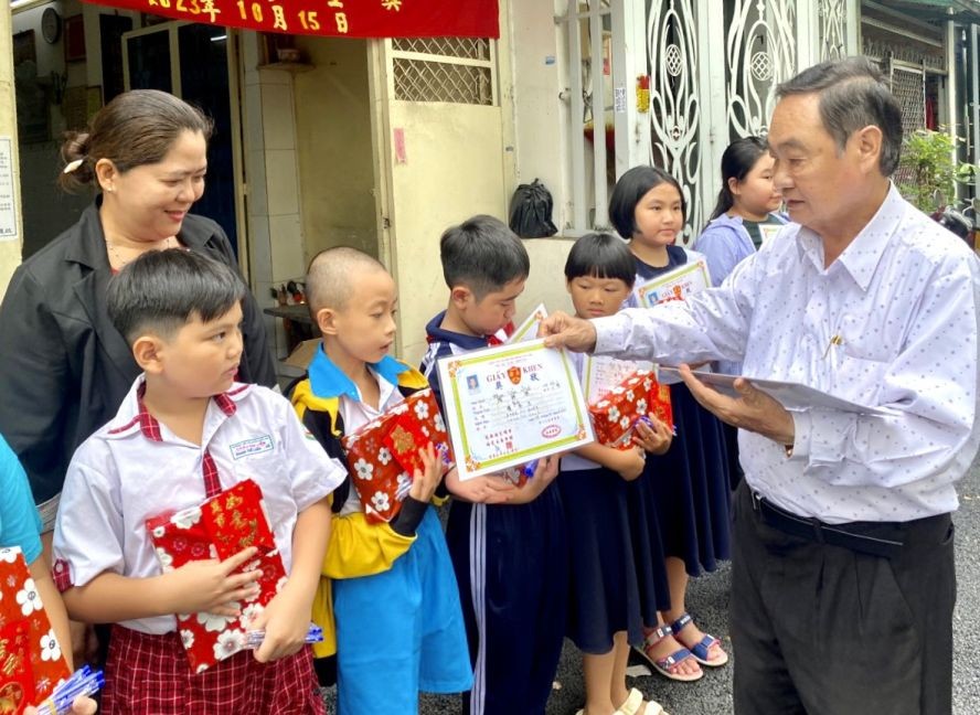 理事长许永成向小学生颁奖。