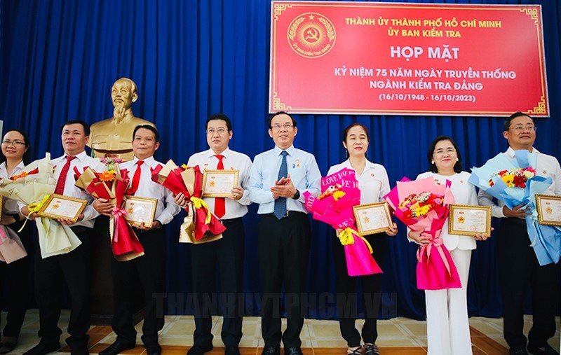 市委书记阮文年向取得突出成绩的个人颁发纪念章并送鲜花表示祝贺。（图：市党部新闻网）