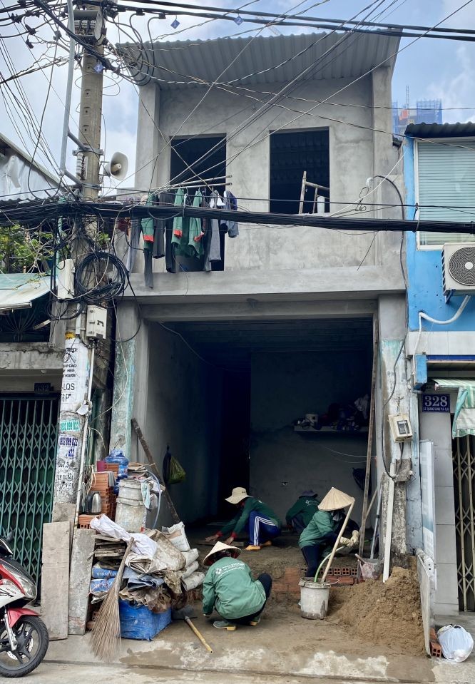 为确保安全，该房子正在修建。