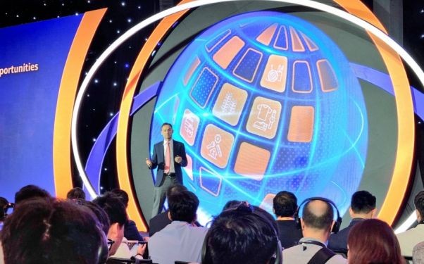 亚马逊全球副总裁艾瑞克‧布鲁萨德在会议上推介越南的优势。