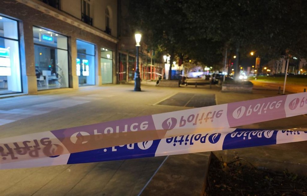 10月16日，在比利时布鲁塞尔，警方在枪击事件现场警戒。（图：新华社）