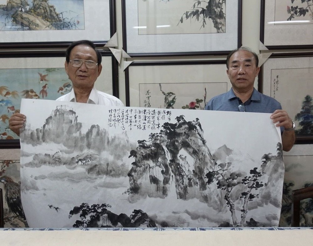 林伯墀（右）于二〇一八年首次回越并探望人民艺人张汉明（已故）同门。