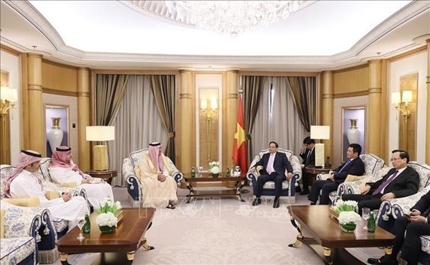 政府总理范明政会见沙特公共基金总裁亚西尔•鲁迈扬。（图：越通社）