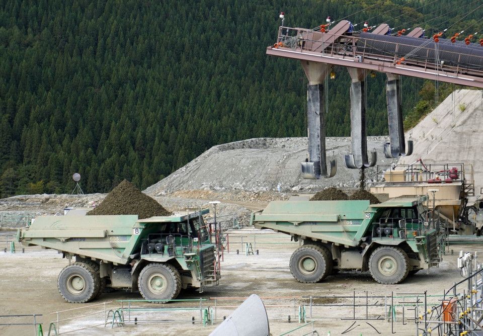 搬运胶结砂砾石材料的自动驾驶翻斗车。（图：共同社）