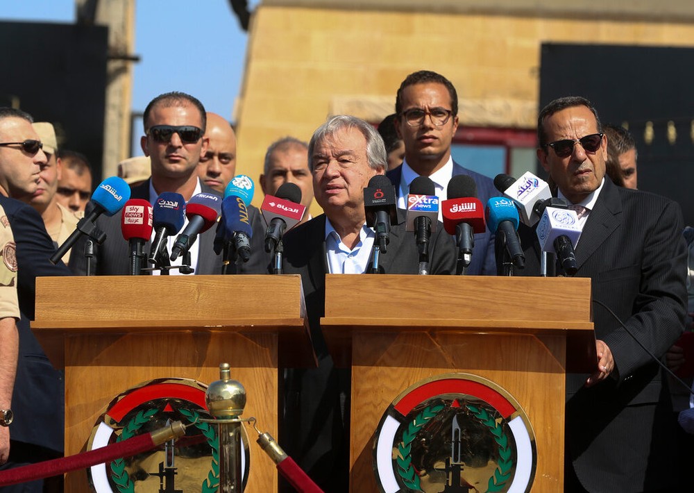 古特雷斯在拉法口岸埃及一侧发表讲话。（图：AP）