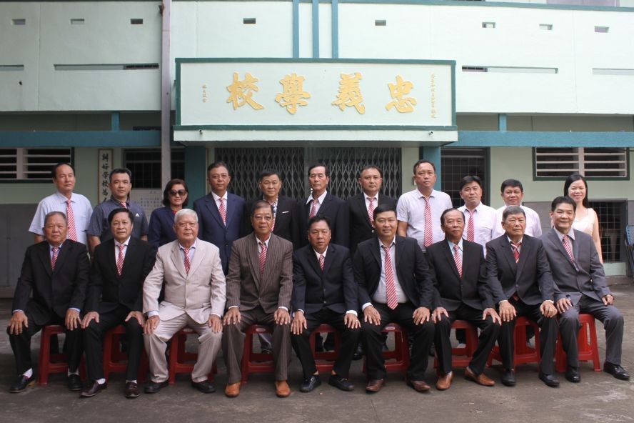 决胜村关帝庙理事会和忠义学校董事会合照。