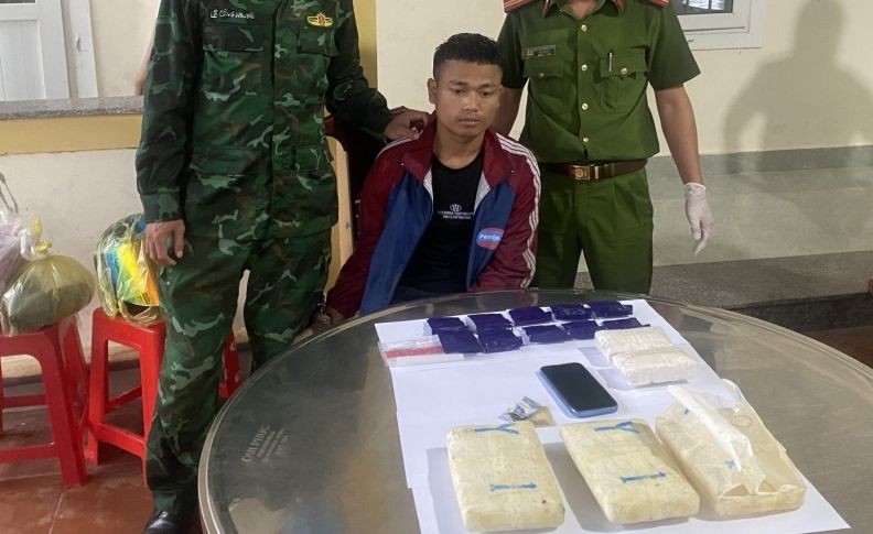 被抓获的歹徒胡亚京与毒品物证。（图：VOV）