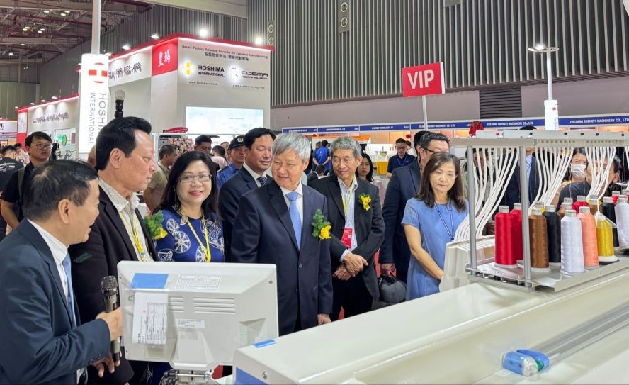 各部门代表参观展览。