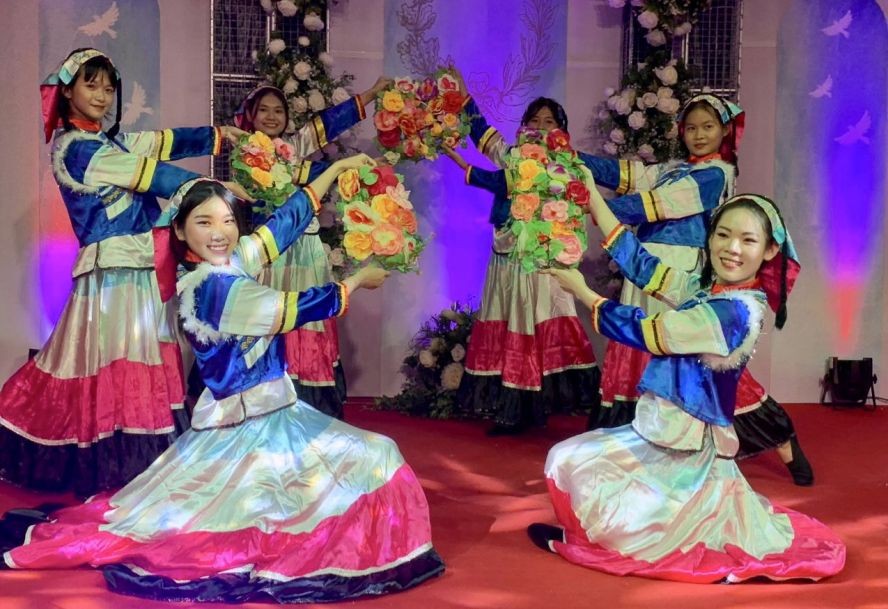 莲花歌舞团致力为延承民族歌舞。