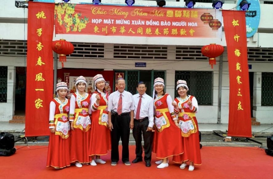 莲花歌舞团前往东川表演。 莲花歌舞团前往东川表演。