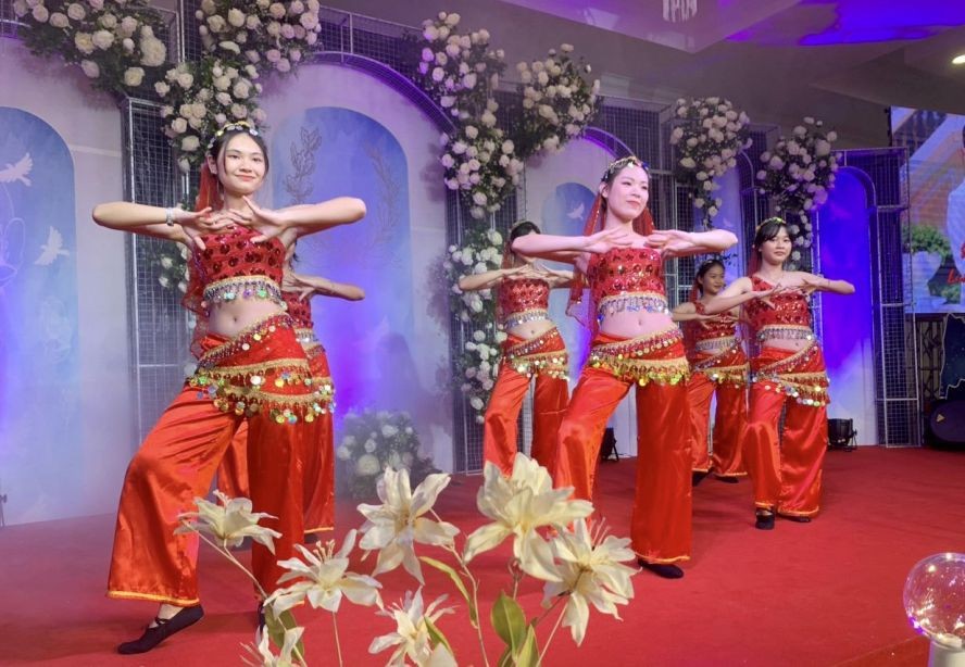 莲花歌舞团在宴会上表演助兴。 莲花歌舞团在宴会上表演助兴。