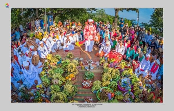 越南作者阮文英的《平顺占婆塔上的祭祀仪式》。