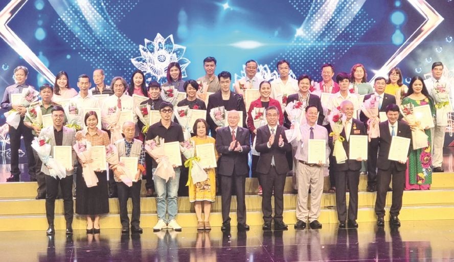 多华人单位和个人获学习胡志明思想创作奖