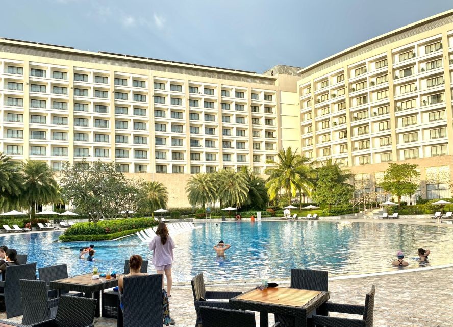 游客在温德姆至尊酒店（Wyndham Grand）度假。