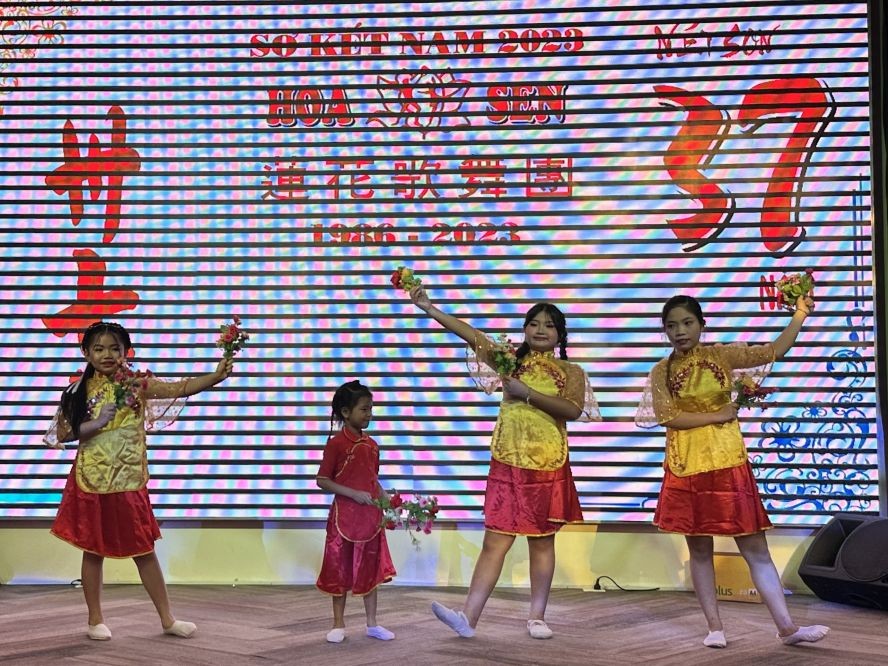 莲花歌舞团歌舞表演贺团庆。 莲花歌舞团歌舞表演贺团庆。